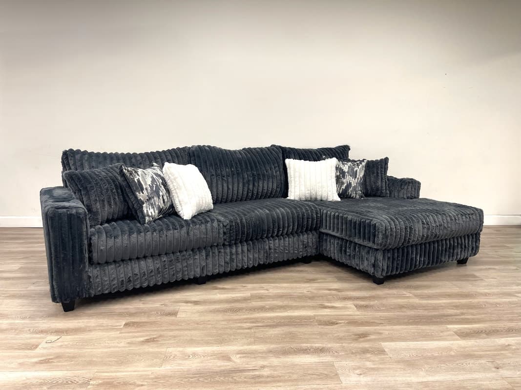 9500  - SECTIONAL  | image 1