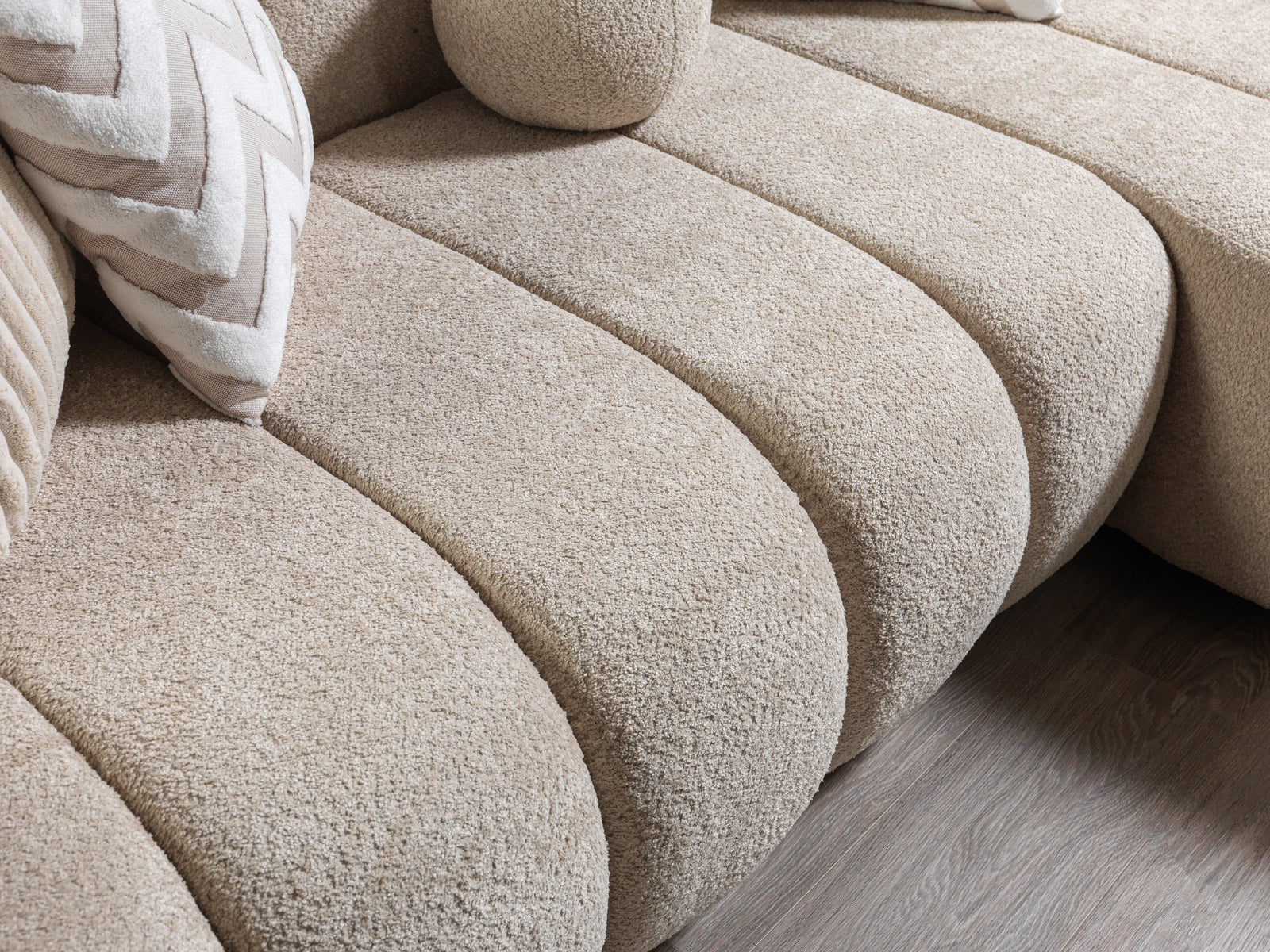 Lis Sand Boucle 115" Sectional