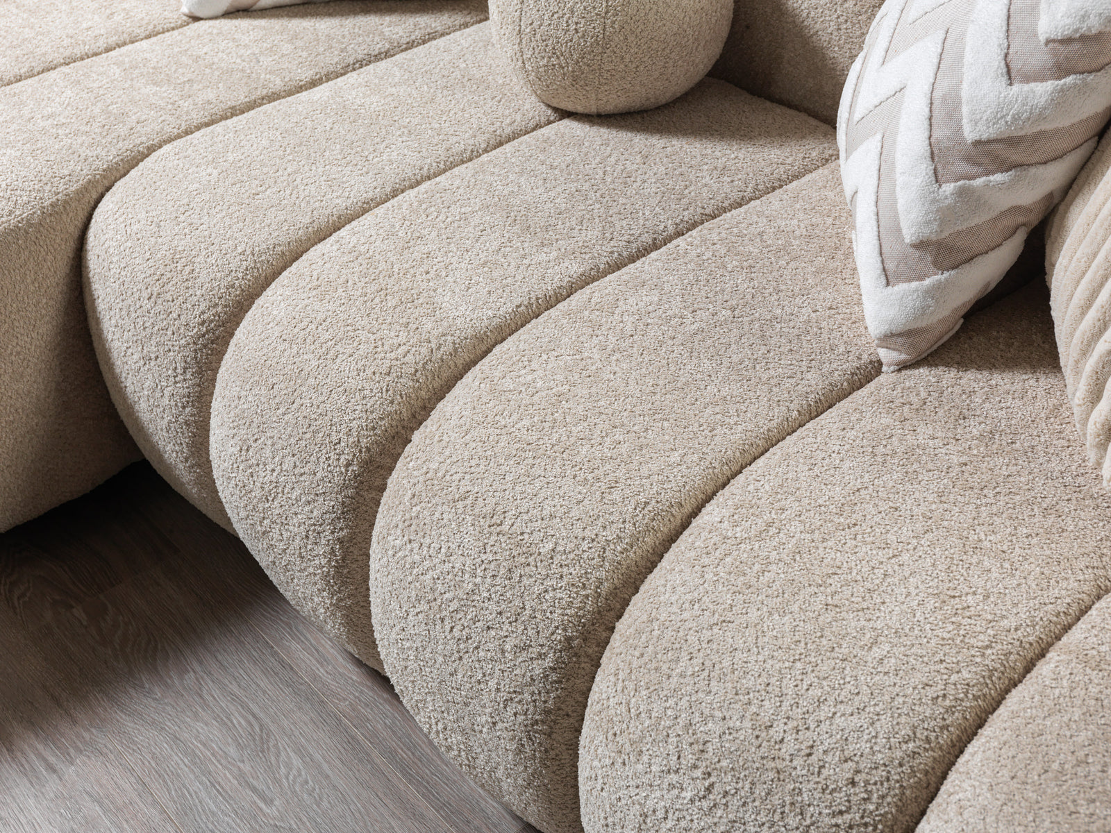 Lis Sand Boucle 115" Sectional